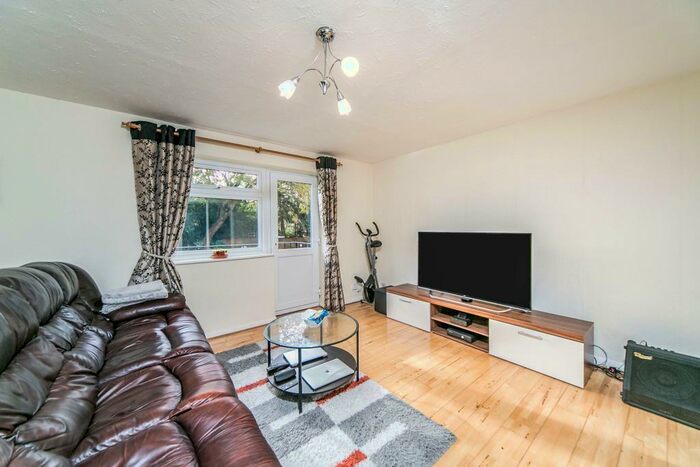 2 Bedroom Apartment To Rent In Valerie Court, Bath Road, RG1