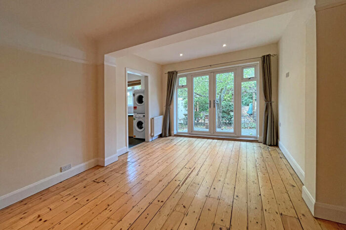 2 Bedroom Bungalow For Sale In Beaufort Way, Ewell, KT17