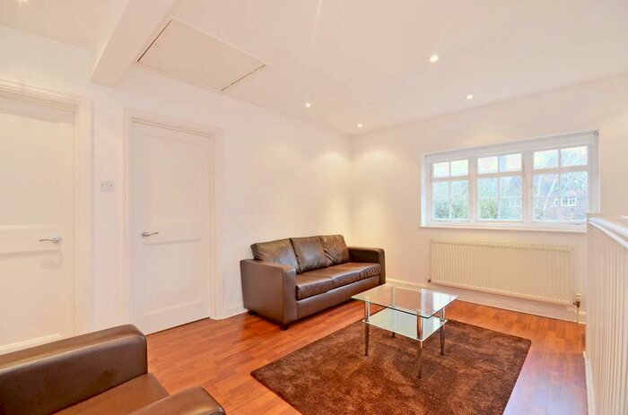 2 Bedroom Maisonette To Rent In Neale Close, Hampstead Garden Suburb, London, N2
