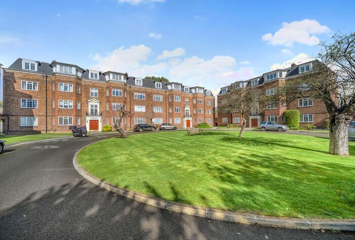 2 Bedroom Flat For Sale In Orchard Court, The Avenue, Worcester Park, KT4