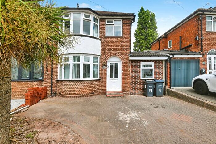 3 Bedroom Semi-Detached House For Sale In Teesdale Avenue, Birmingham, B34