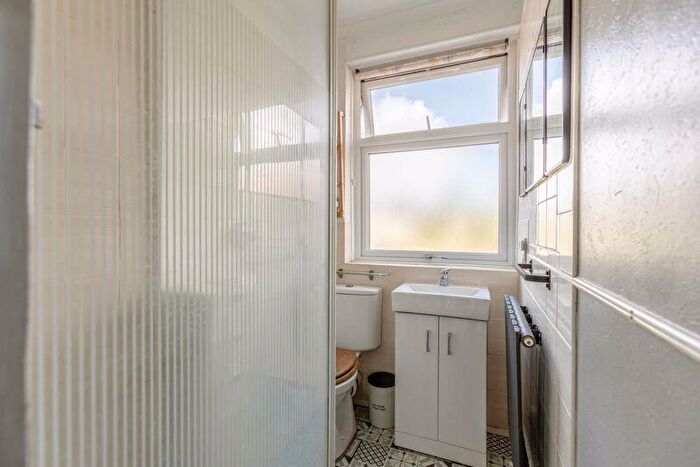 2 Bedroom Semi-Detached House For Sale In Grays Road, Slough, SL1