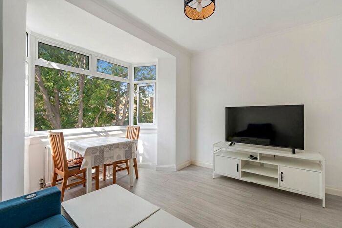 2 Bedroom Maisonette For Sale In Malden Road, Cheam, SM3