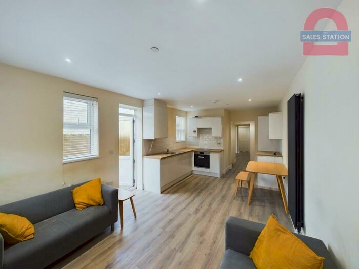 2 Bedroom Flat To Rent In Whitchurch Road, Cardiff, CF14