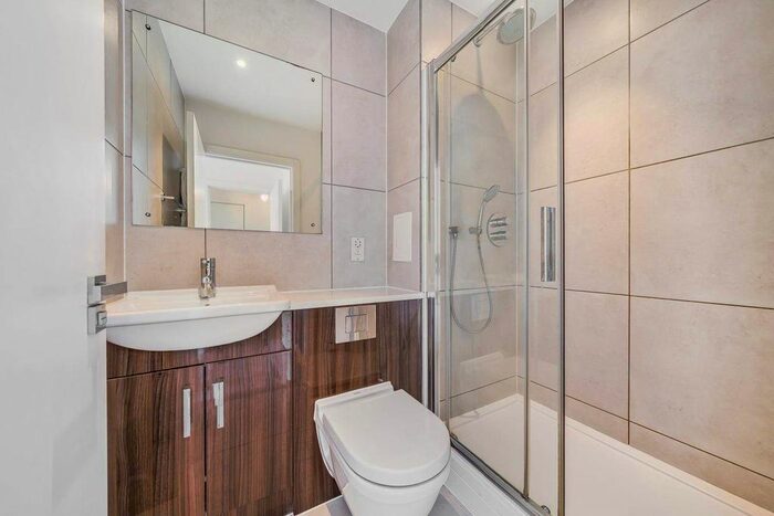 2 Bedroom Flat For Sale In Central Avenue, London, SW6