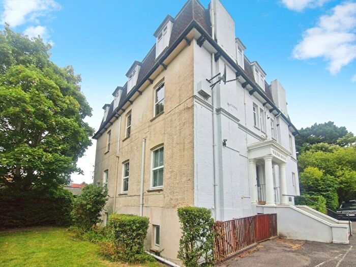 2 Bedroom Apartment For Sale In Alum Chine Road, Bournemouth, BH4