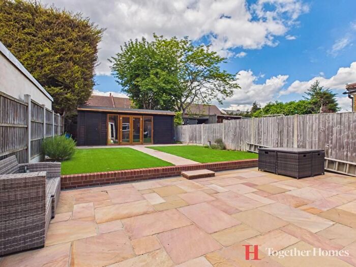 5 Bedroom Semi-Detached House For Sale In Easedale Drive, Hornchurch, RM12