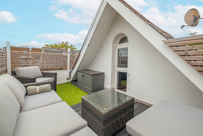 1 Bedroom Flat For Sale In Oak Hill Road, Surbiton, KT6