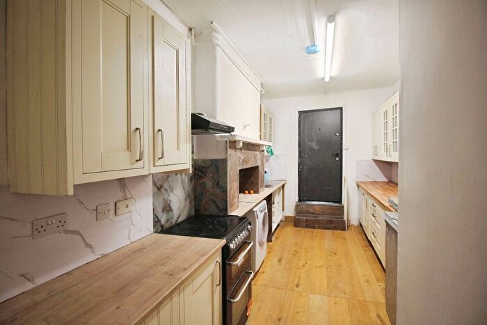 3 Bedroom Flat To Rent In Church Street, Enfield, EN2
