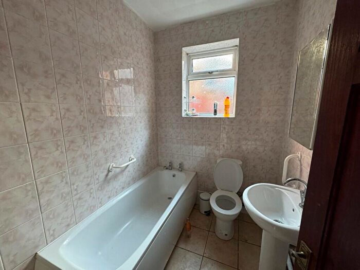 7 Bedroom Semi-Detached House To Rent In Seely Road, Nottingham, Nottinghamshire, NG7