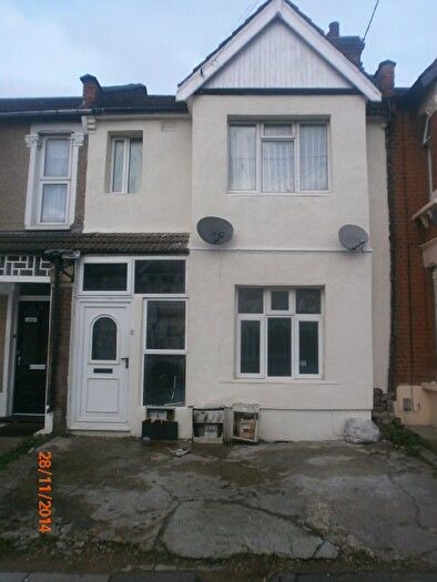 2 Bedroom Flat To Rent In Goodmayes Avenue, Ilford, IG3