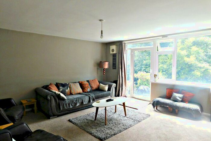 2 Bedroom Flat To Rent In Temple Orchard, HP13