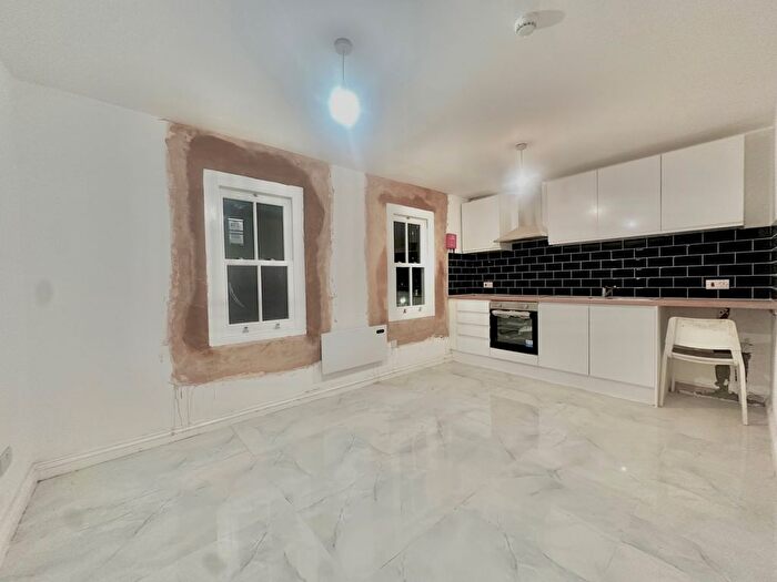 4 Bedroom Flat To Rent In Simpson Street, SW11