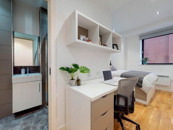 2 Bedroom Flat To Rent In Queen Street, Leeds, West Yorkshire LS1