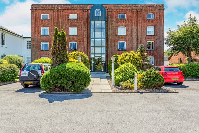 2 Bedroom Flat To Rent In Lower Quay, Fareham, Hampshire, PO16