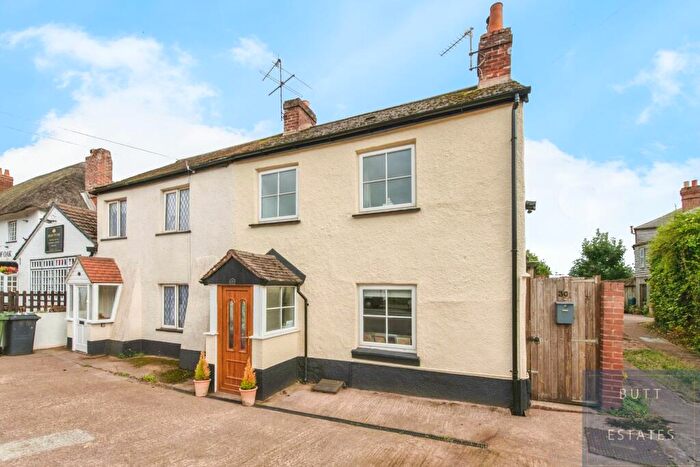3 Bedroom Semi-Detached House For Sale In Main Road, Exeter, EX4