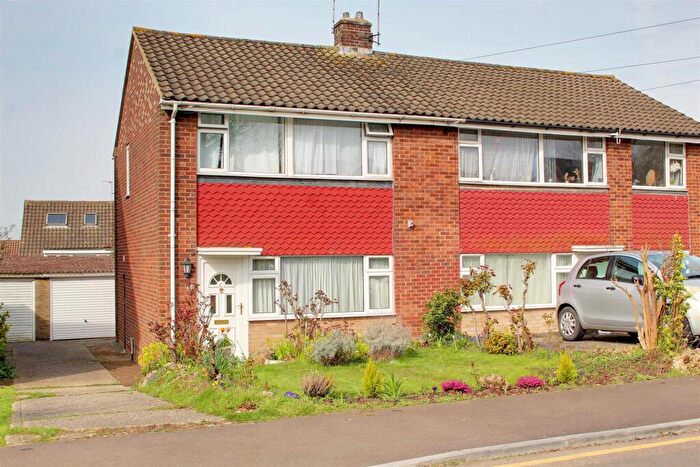 3 Bedroom Semi Detached House For Sale In Albemarle Avenue, Potters Bar, EN6