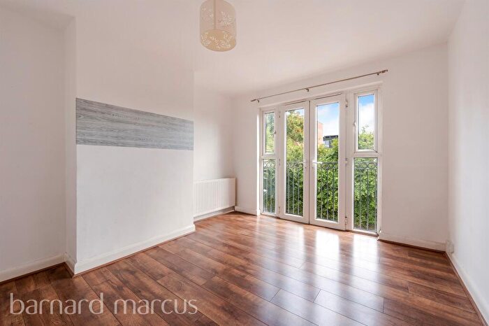 2 Bedroom Flat For Sale In Boundary Close, Kingston Upon Thames, KT1