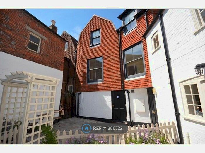 2 Bedroom Flat To Rent In Elgars Court, Lymington, SO41