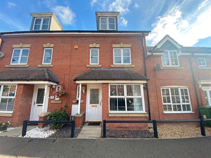 4 Bedroom Town House For Sale In Vale Drive, Hampton Vale, Peterborough, PE7