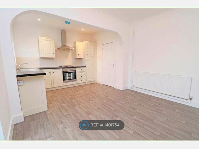 3 Bedroom Semi-Detached House To Rent In Sutcliffe Avenue, Grimsby, DN33