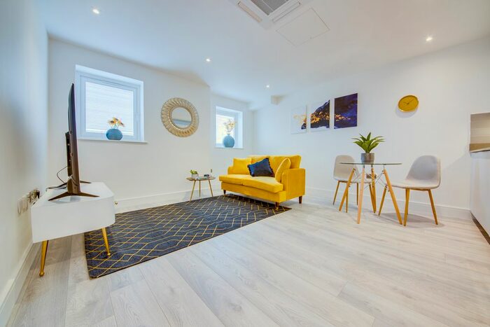 1 Bedroom Flat To Rent In Street Lane, Leeds, LS8