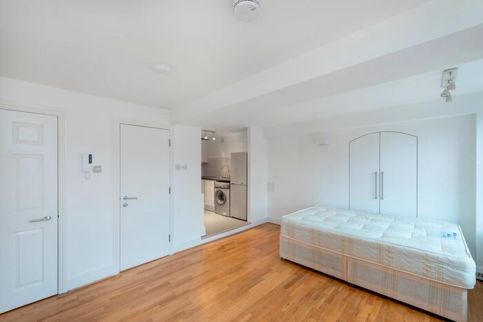 Studio To Rent In Este Road, London, SW11