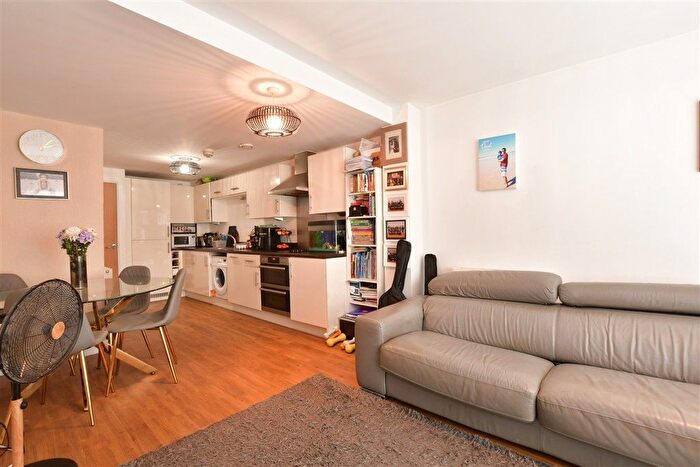 2 Bedroom Maisonette For Sale In Maxwell Road, Romford, Essex, RM7