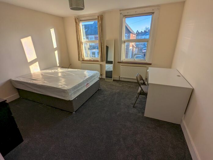 6 Bedroom Terraced House To Rent In Grange Avenue, Reading, RG6