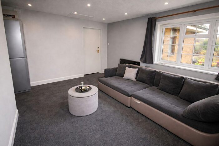 1 Bedroom Flat For Sale In Hithermoor Road, Staines-Upon-Thames, TW19