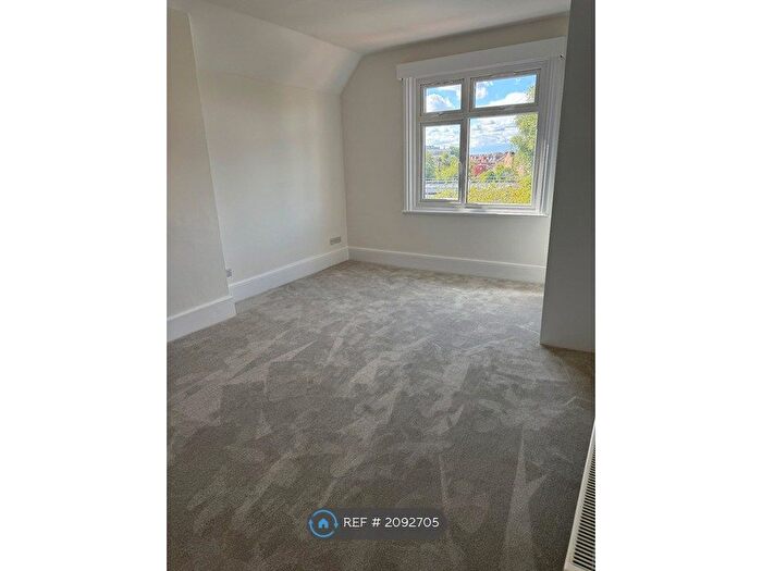 Studio To Rent In Heathfield Park, London, NW2