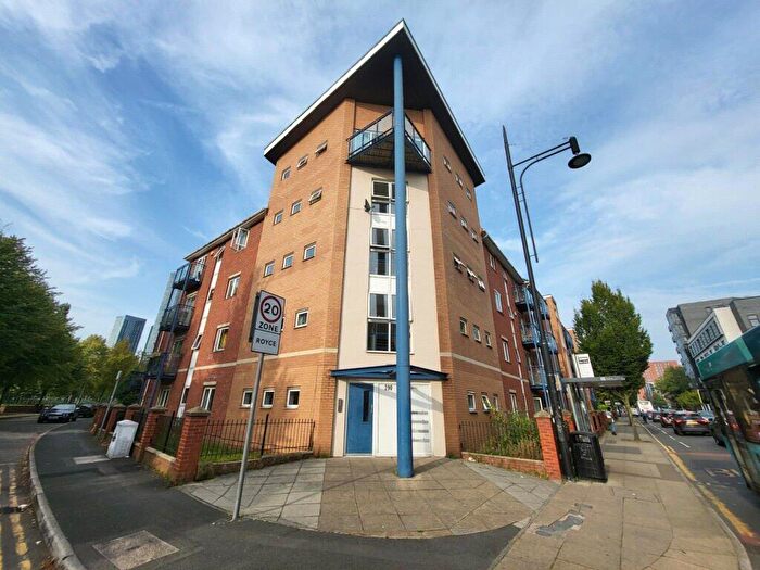 3 Bedroom Garage / Parking To Rent In Stretford Road, Hulme, Manchester, Greater Manchester, M15