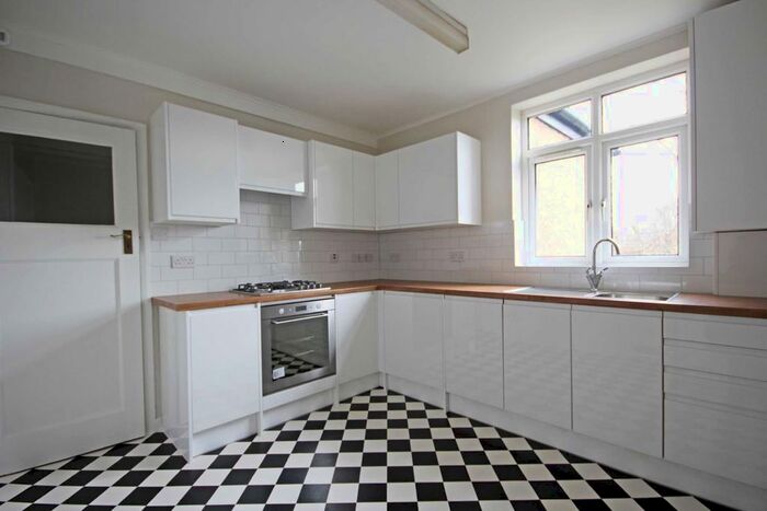 3 Bedroom Flat To Rent In Queens Drive, London, W3