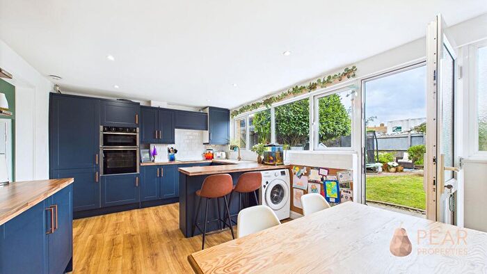 3 Bedroom End Of Terrace House For Sale In Gravelly Crescent, Lancing, BN15