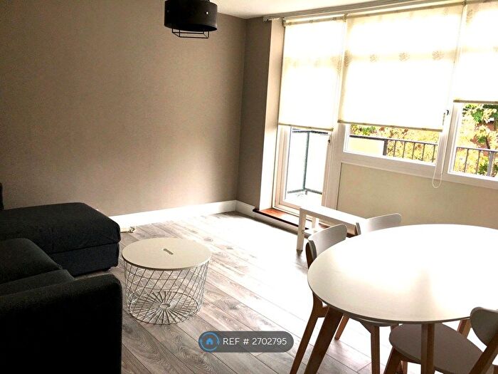 3 Bedroom Flat To Rent In Crescent Court, London, SW4