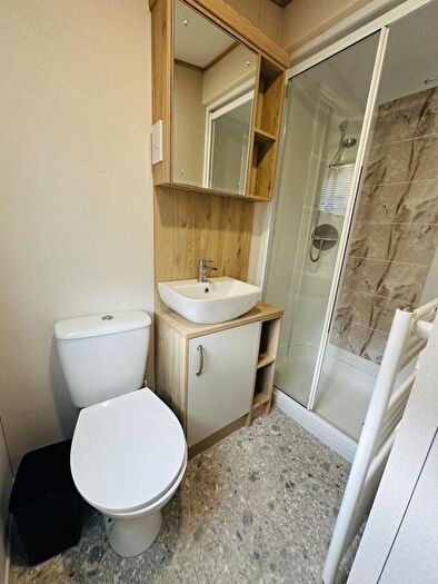 2 Bedroom Caravan For Sale In Perowne Way, Sandown, PO36