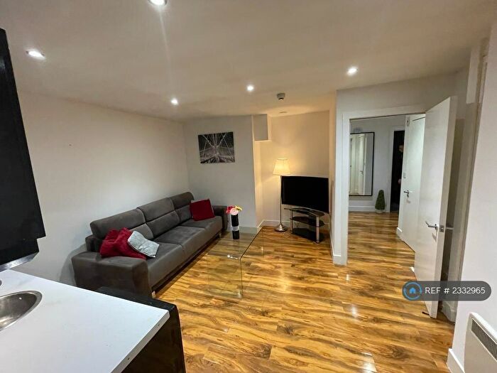 3 Bedroom Flat To Rent In The Lock Building, Manchester, M1