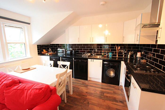 2 Bedroom Flat To Rent In Culverden Road, London, SW12