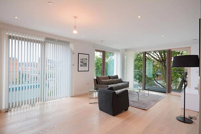 2 Bedroom Flat To Rent In Rodney Road, Elephant And Castle, London, SE17