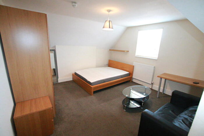 1 Bedroom Semi-Detached House To Rent In Hamilton Road, Berkshire, Reading, RG1