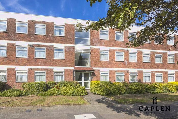 2 Bedroom Apartment To Rent In Poplar Way, Ilford, IG6