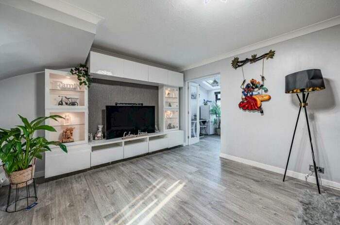 5 Bedroom End Of Terrace House For Sale In Saffron Close, Croydon, Surrey, CR0