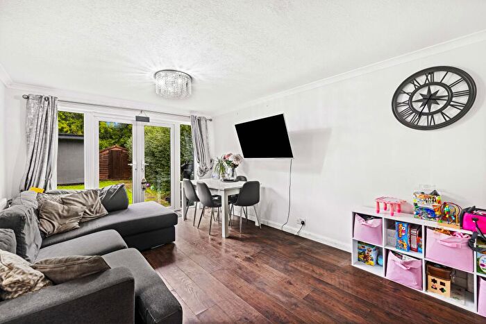 3 Bedroom Apartment For Sale In Ref: Sm - Vicarage Lane, Horley, RH6