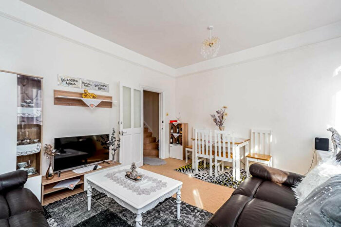 3 Bedroom Maisonette To Rent In Church Street, Enfield Town, EN2