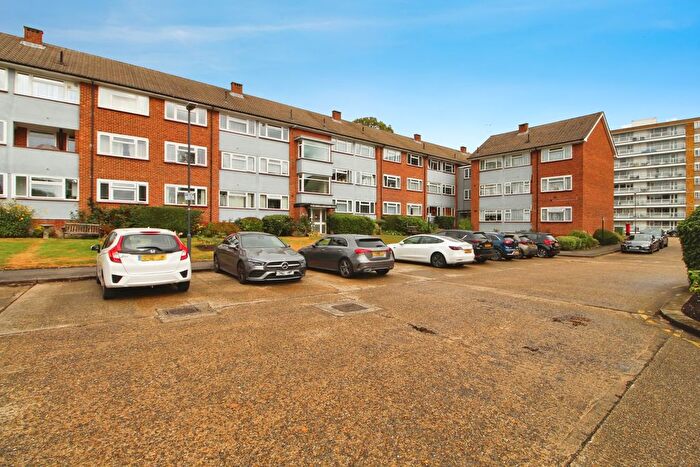 2 Bedroom Flat To Rent In Dove Park, Hatch End, HA5