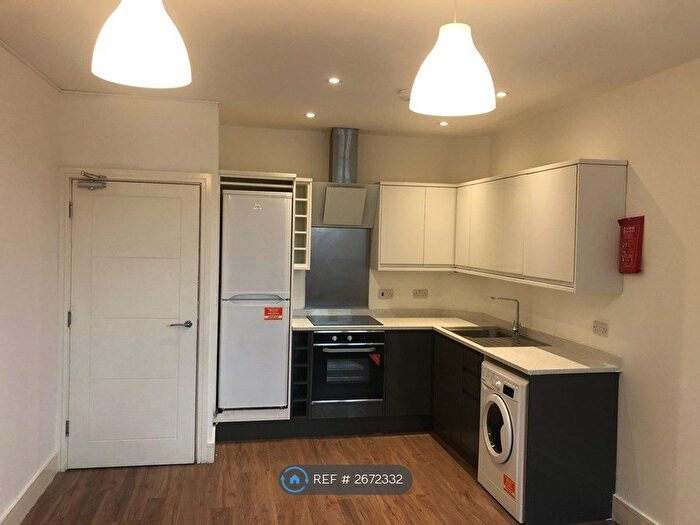 2 Bedroom Flat To Rent In Eleanor House, Waltham Cross, EN8