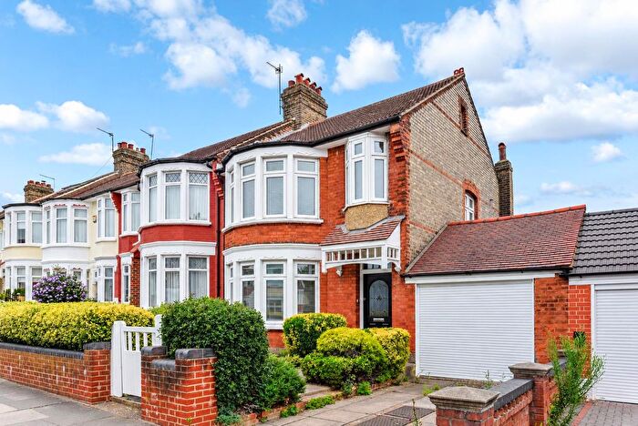 3 Bedroom End Of Terrace House To Rent In Hedge Lane, Palmers Green, N13