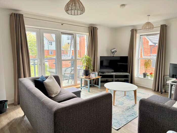 2 Bedroom Flat To Rent In Turnpike Lane, Faygate, Horsham, RH12