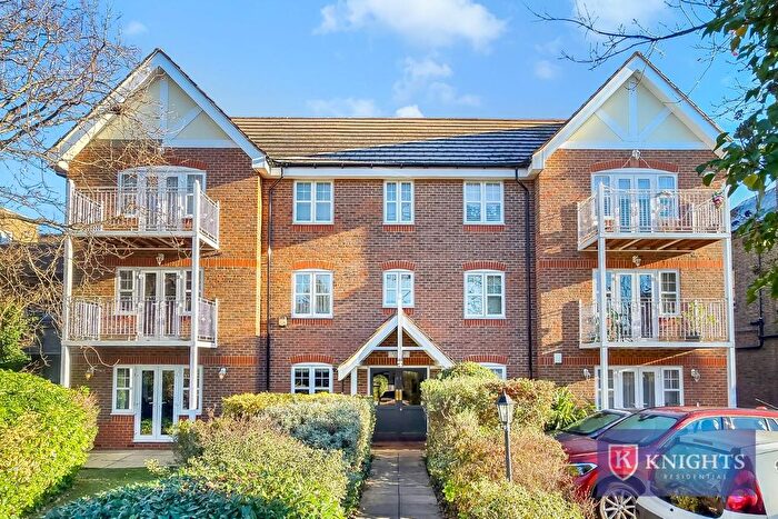 3 Bedroom Flat For Sale In The Ridgeway, London, EN2