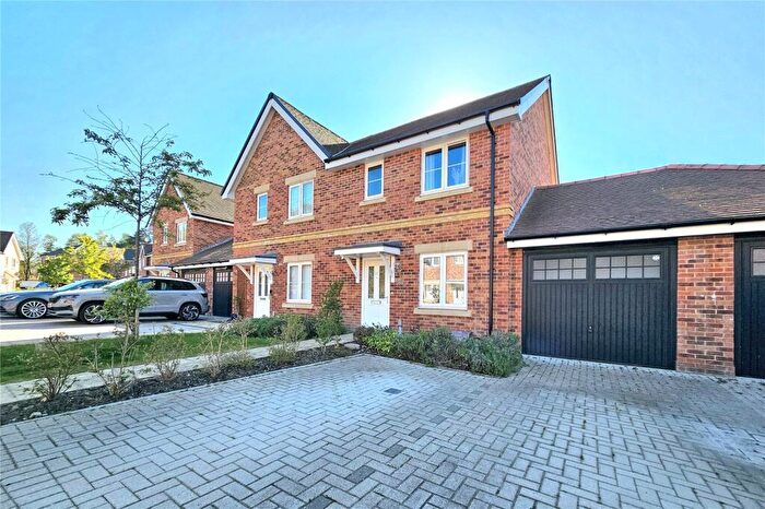3 Bedroom Semi Detached House For Sale In Wright Avenue, Blackwater, Camberley, Hampshire, GU17